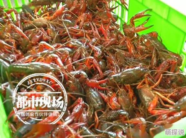 我和麻麻在厨房刺激原来是为了做麻辣小龙虾比赛看谁先辣哭