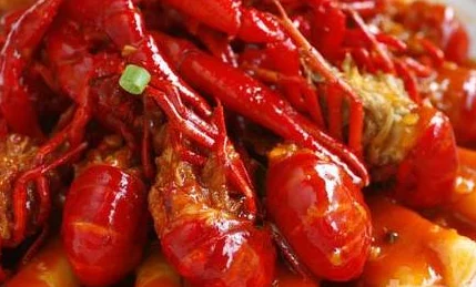 我和麻麻在厨房刺激原来是为了做麻辣小龙虾比赛看谁先辣哭