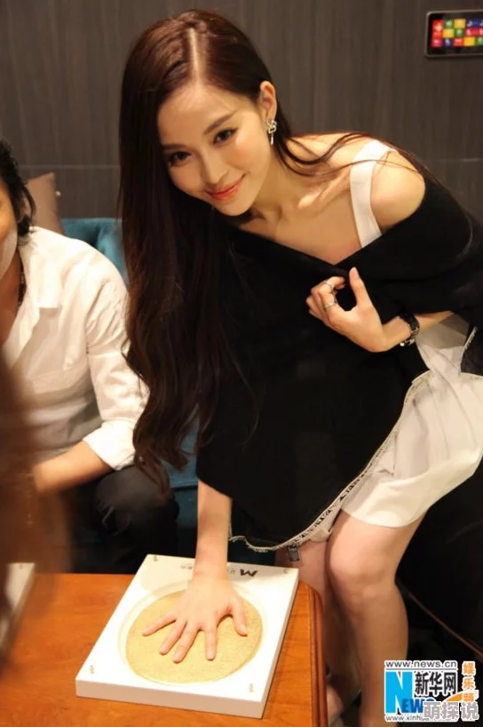 白丝校花被狂揉大胸羞羞物化女性充满低俗性暗示情节恶俗令人不适