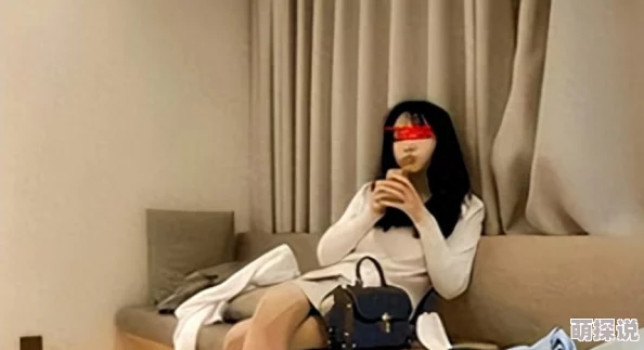 美女打开双腿见b网友称低俗不雅令人不适建议平台加强监管