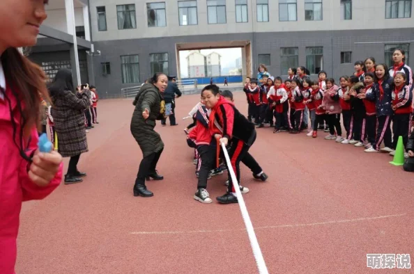 三个人进去一个人出来积极向上勇敢追梦相信自己每一步都在成长