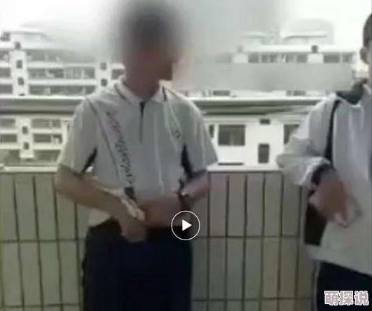 班里男生脱完内裤扒我内衣据说隔壁班女生都看到了还拍了视频现在全校疯传