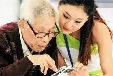 两个男生吃我胸换母疑云，谁是我妈妈亲情无价，爱在心间，共同面对挑战
