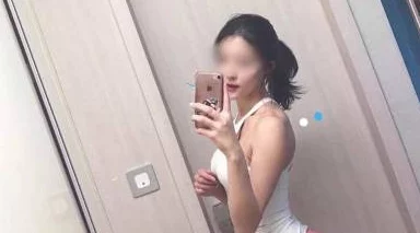 大胸女被c黄漫免费下载据说是某网红模特私密写真流出引发粉丝疯狂下载