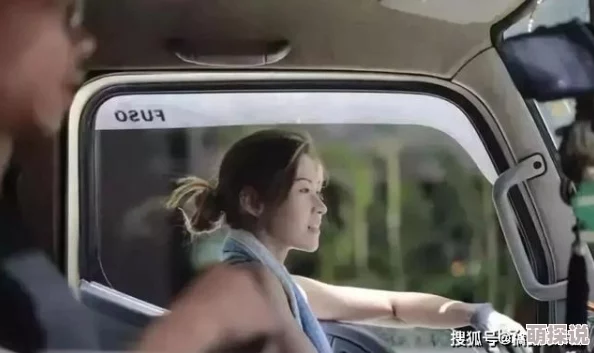 美女吊鸡疑似与知名富二代深夜密会豪车接送网友爆料两人举止亲昵