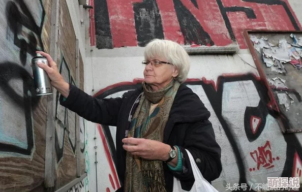 欧美老妇街头涂鸦展现活力
