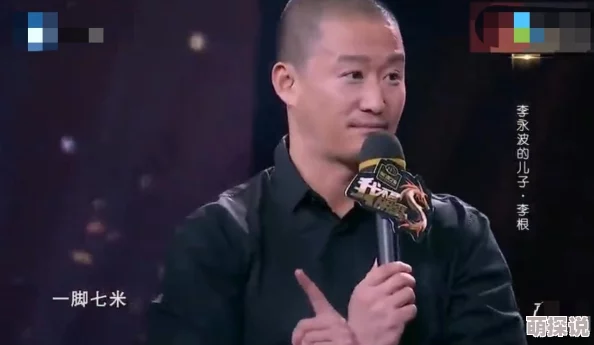男孩玩游戏砸手机被父亲踹翻网友：教育方式欠妥但孩子行为也过激