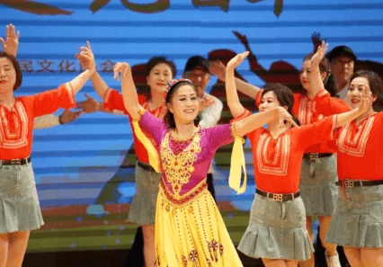 淑芬小丹勇夺社区广场舞大赛冠军展现优美舞姿和团队协作精神
