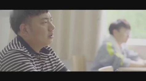 抽泣路人纷纷驻足安慰，温柔的歌声抚平了孩子心中的悲伤