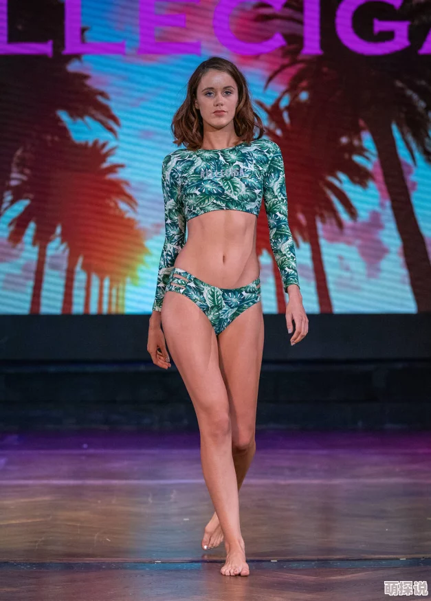 泳装美女新款比基尼设计亮相迈阿密海滩时装周引领夏日潮流