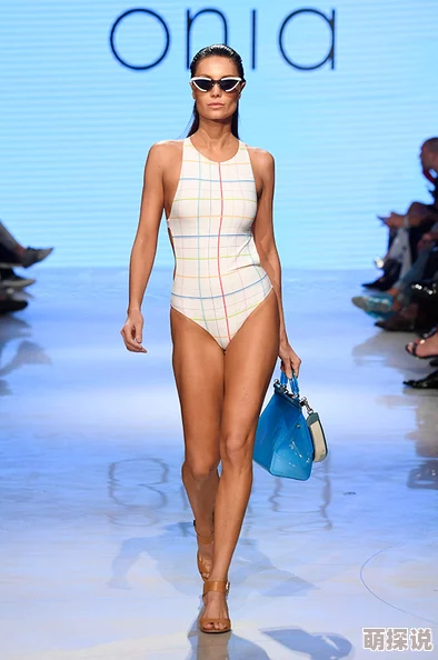 泳装美女新款比基尼设计亮相迈阿密海滩时装周引领夏日潮流