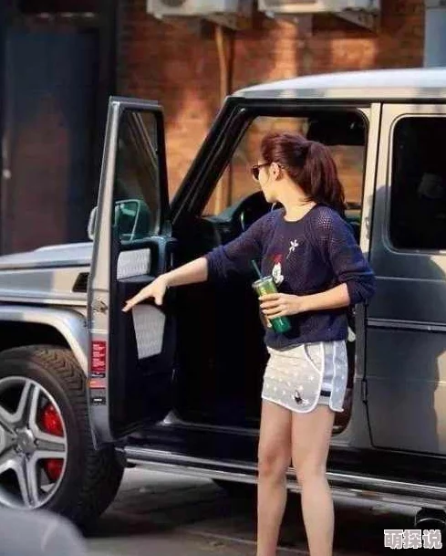老板办公室浪荡女秘10p听说和销售部主管也有一腿平时开豪车戴名表