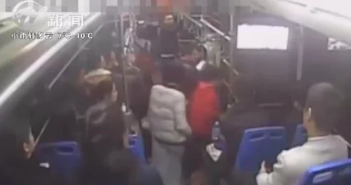 公交车暴露调教曝光偷拍视频疯传引发网友强烈谴责