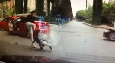 公交车暴露调教曝光偷拍视频疯传引发网友强烈谴责