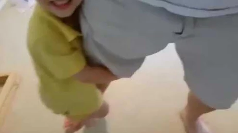 露屁屁短暂露出内裤边缘画面已删除完整版标题为《宝宝学走路摔倒
