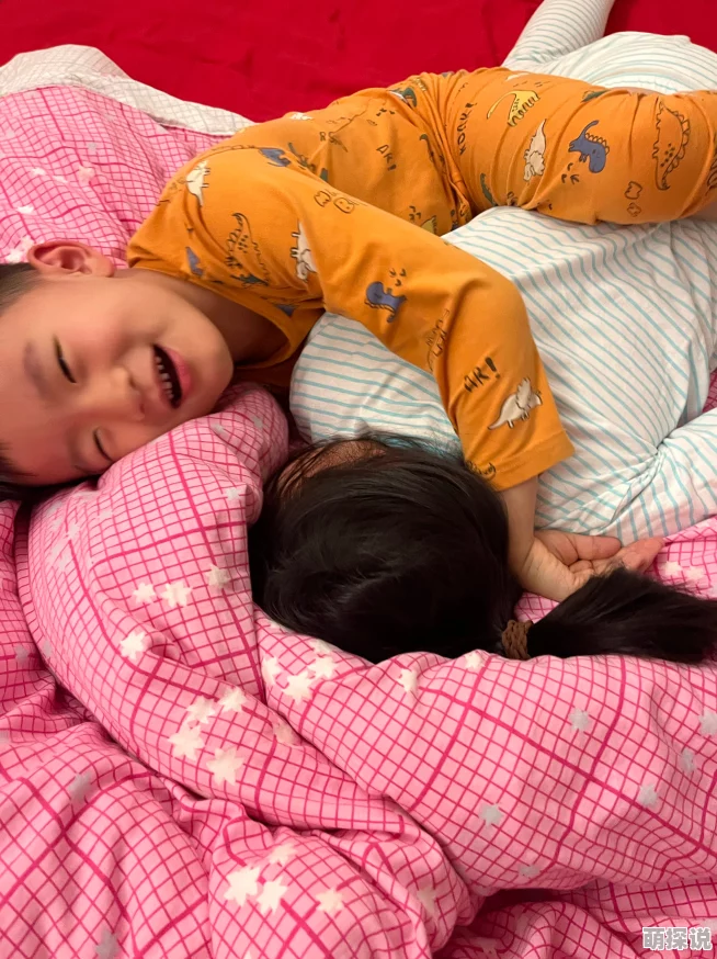 家里没人半夜就和姐姐睡一块妹妹投稿曝光姐姐半夜总抢被子还打呼噜