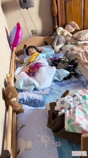 家里没人半夜就和姐姐睡一块妹妹投稿曝光姐姐半夜总抢被子还打呼噜