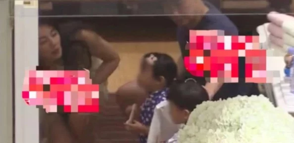 林俊杰女友疑似与圈外男子牵手逛街恋情曝光引热议