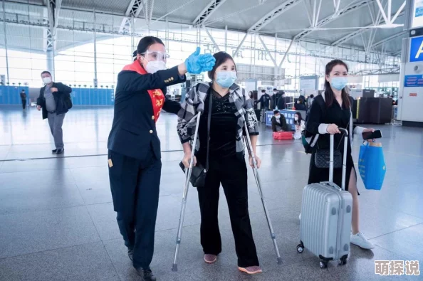 婷婷爱爱两人于2023年7月8日在阳光沙滩甜蜜牵手恋情疑似曝光