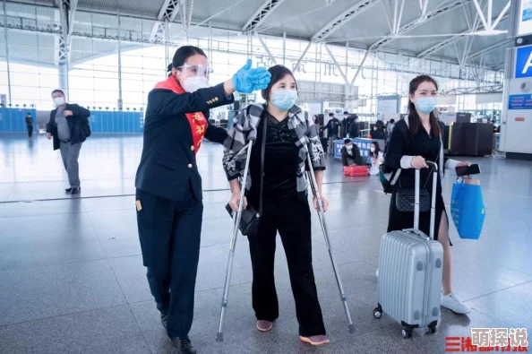 婷婷爱爱两人于2023年7月8日在阳光沙滩甜蜜牵手恋情疑似曝光