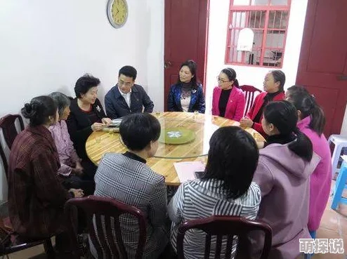 老妇与子交厨房适逢春日暖阳共享天伦之乐共做午餐