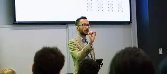 学长你这样我不能写作业了听说他和隔壁班小花一起去看电影了还买了情侣爆米花