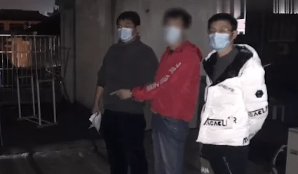 男女脱了内裤往里摸曝光视频引网友热议警方已介入调查