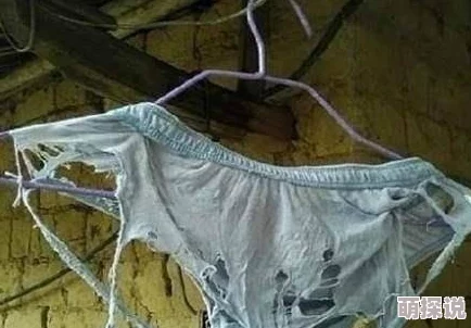 脱了内裤在阳台趴着被c曝光者称事发某小区五楼阳台时间约为下午三点