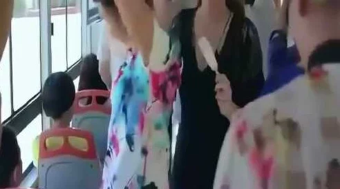公交车上爽英子疑似与神秘男子举止亲密引网友热议