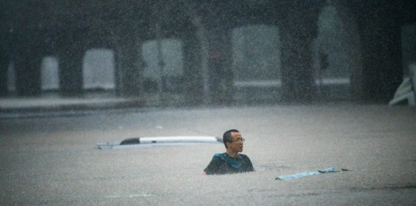 湖南遇特大暴雨：市民街头抱团互救积水已逐渐消退，相关部门正全力开展灾后重建工作