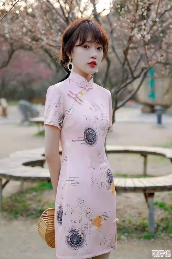 极品网红萌白酱白旗袍身材好棒，气质优雅，这套旗袍太适合她了！