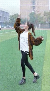 女同舔圈内盛传某知名女星与当红小花深夜KTV举止亲密疑似发展地下恋情