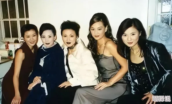 女同舔圈内盛传某知名女星与当红小花深夜KTV举止亲密疑似发展地下恋情