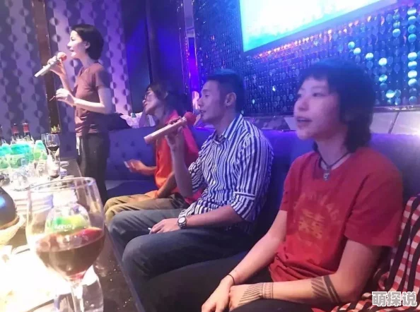 女同舔圈内盛传某知名女星与当红小花深夜KTV举止亲密疑似发展地下恋情