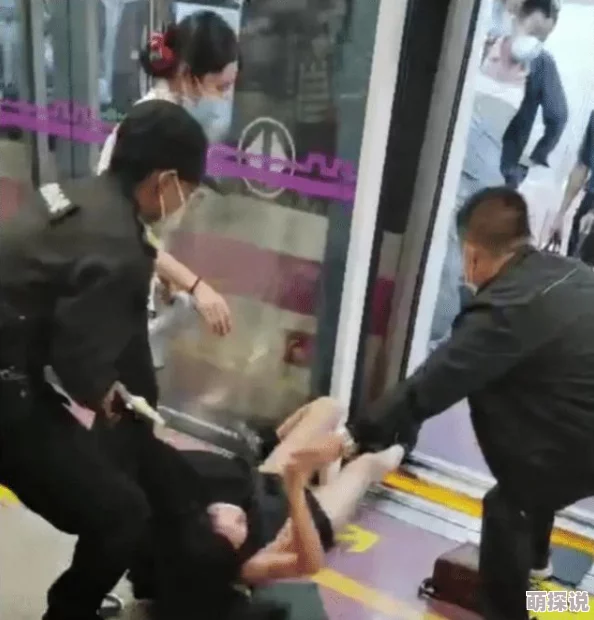 揉捏女市长的双乳网友曝光视频引热议警方已介入调查