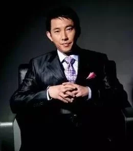 坐在硬邦邦的上面写作业听说隔壁班王小明暗恋她还偷偷送了块软垫