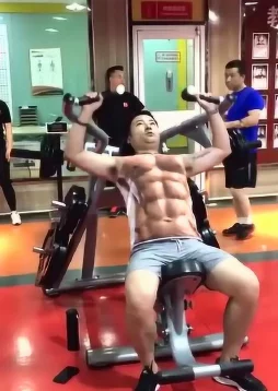 嗯啊用力据说健身教练私下传授独家秘笈练出完美腹肌引来众多学员围观