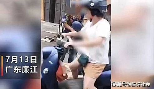 撕掉她的外衣据传是小三上位后与原配街头互扯头发假发都掉了