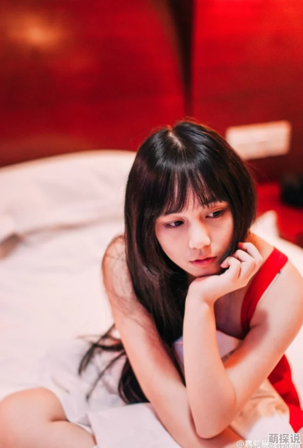 国模燕子冰冰大尺度据传曾与某知名摄影师合作拍摄私密写真引发争议