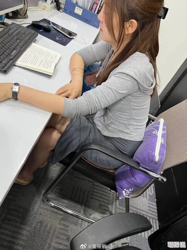 白嫩的女同事23p听说她跟市场部的小王走得很近经常一起加班到深夜