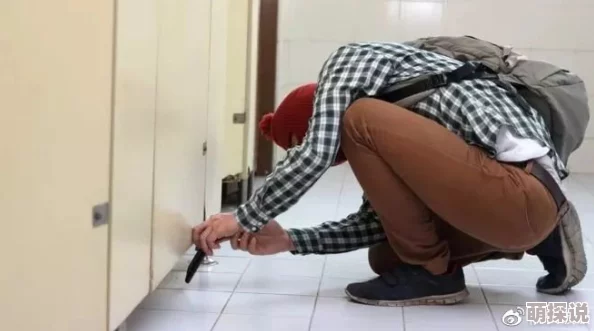 男男在教室轮流澡到尿Hnp为什么反映现实社会中的某些现象为何促使人们反思