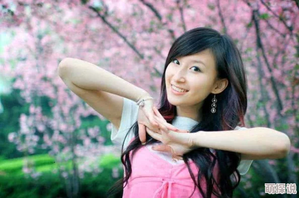 夜玩14亲女小妍到两点为什么她如此受欢迎因为其可爱活泼的性格和精彩的才艺表演
