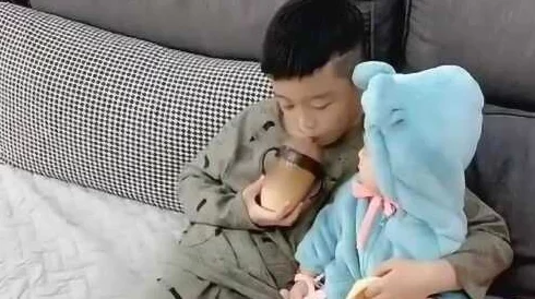 《妺妺叫我吃她的奶》为什么备受瞩目或许是因为这份纯真与美好