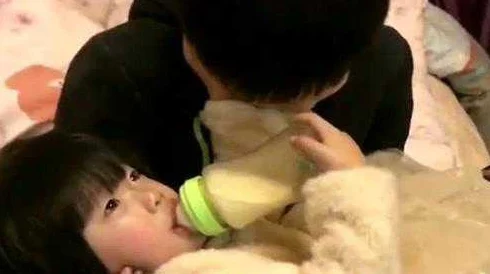 《妺妺叫我吃她的奶》为什么备受瞩目或许是因为这份纯真与美好