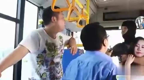 公车上双乳被两男人夹击电影为什么反映现实问题引人深思