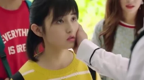 为什么白丝校花被狂揉大胸羞羞引人注目或许是因为它展现了青春活力与情色诱惑的碰撞