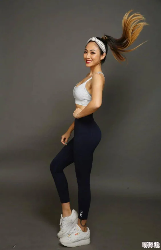 美女扒开胸罩露出2025元宇宙虚拟时装秀惊艳亮相引爆热潮